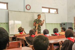 Babinsa Bersama Satgas TMMD Berikan Materi Wawasan Kebangsaan kepada Siswa MI Al-Munir Babinsa Bersama Satgas TMMD Berikan Materi Wawasan Kebangsaan kepada Siswa MI Al-Munir