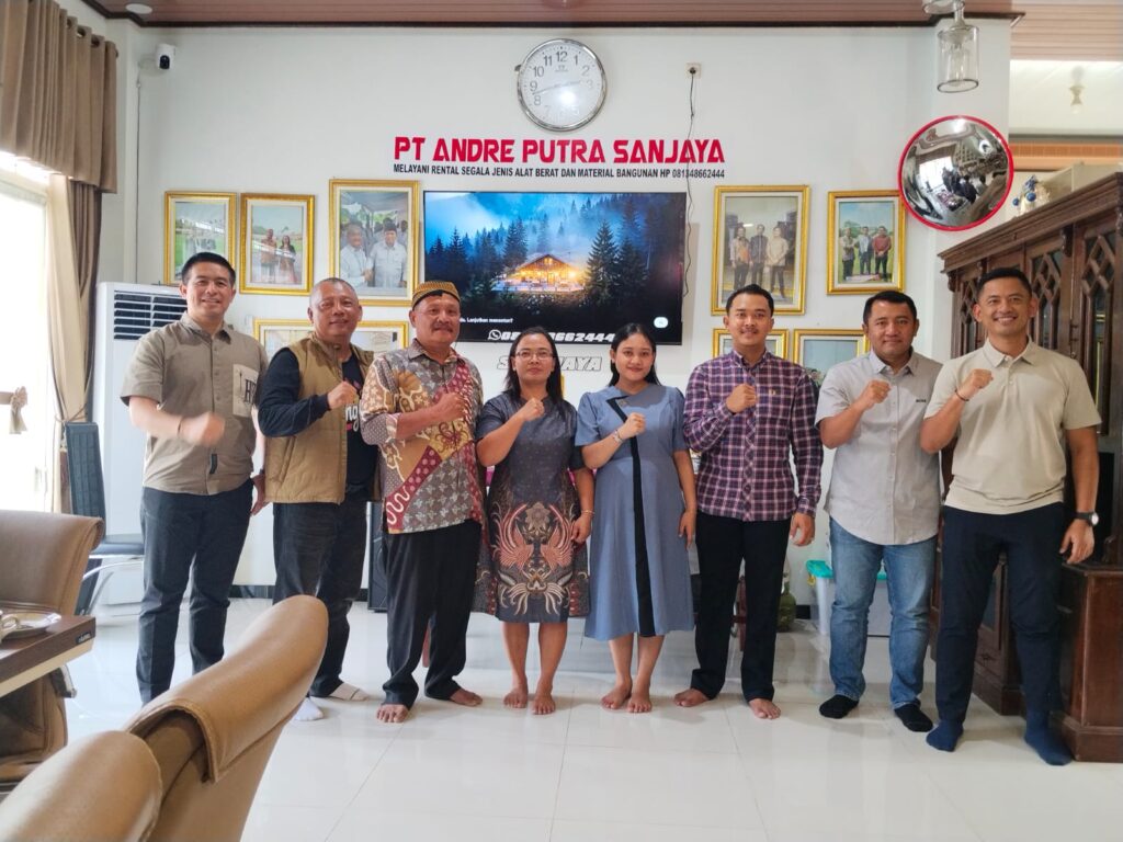 Foto bersama Sanjaya bersama pejabat utama dari instansi terkait