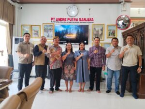 Foto bersama Sanjaya bersama pejabat utama dari instansi terkait